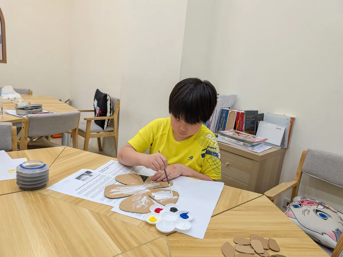 老師好小學堂林口麗林校：老師帶領孩子進行英文繪本與主題創作課程